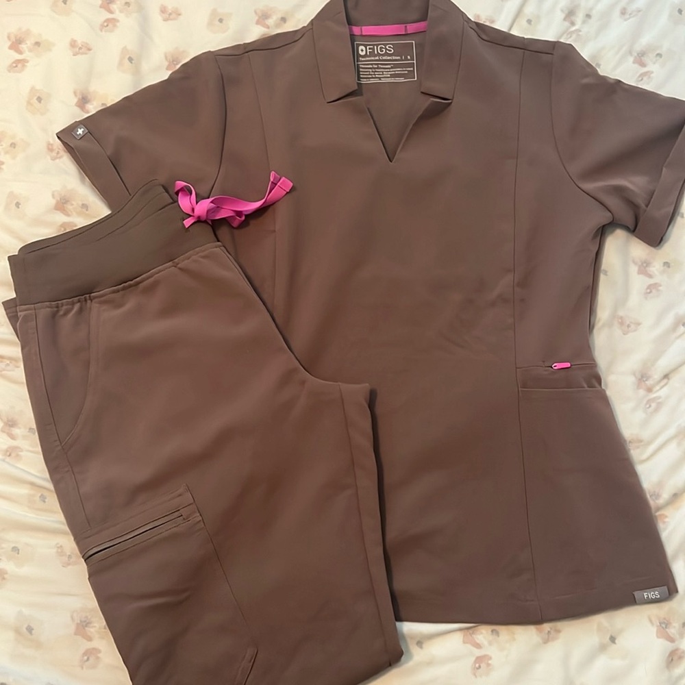 Figs women’s Smokey Taupe scrub set size small